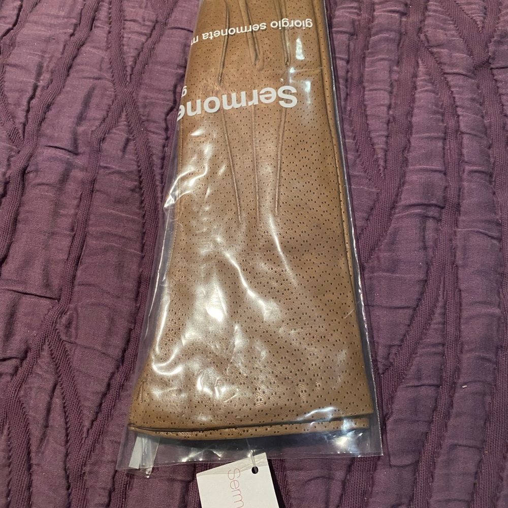 Tan or light brown leather gloves